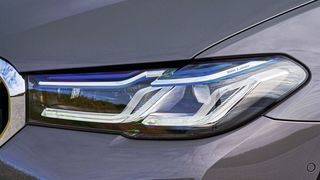 Adaptive LED-Matrixscheinwerfer kombiniert mit einem dynamischen Laser. Das Laserlicht ist in der Top-Variante des BMW 5er verbaut. (Daniel Kraus/BMW)