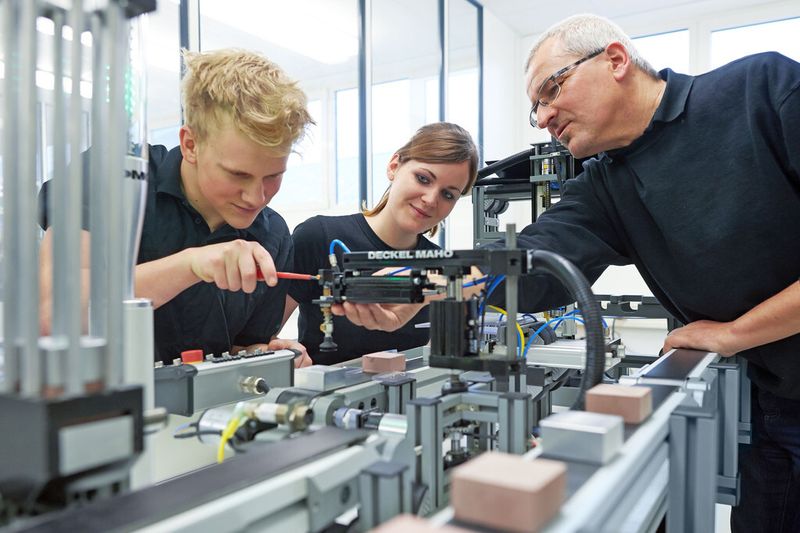 Am 18. Februar 2014 konnten sich Schüler und Studenten im Rahmen der Hausausstellung in Pfronten zum Thema Ausbildung informieren. (Bild: DMG Mori Seiki)