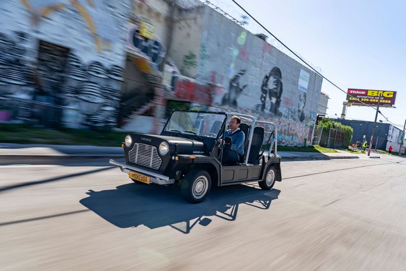 In einem sind sie den Verbrenner-Vorbildern gleich: Wo andere Autos eine feste Karosserie und allenfalls ein Faltdach haben, lässt der Mini Moke buchstäblich alle Hüllen fallen. (Bild: BMW)