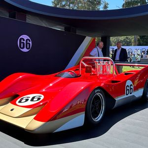 Lotus hat ein paar alte Skizzen ausgegraben und nach diesem Vorbild einen spektakulären Retro-Rennwagen gebaut, der jetzt tatsächlich in Kleinserie gehen soll.(Bild:  Benjamin Bessinger)