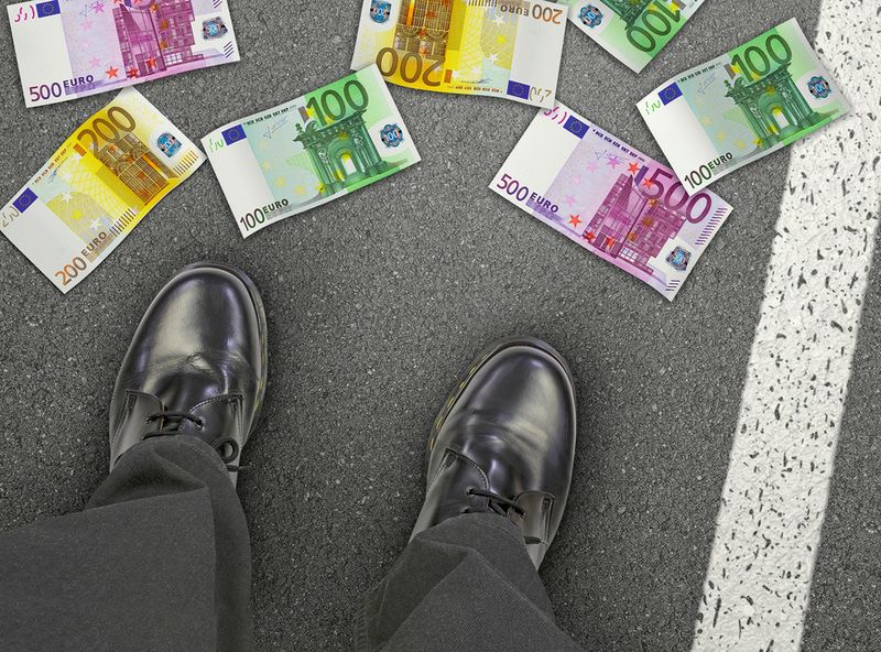 Unternehmen sollten stets mit ihren Hausbanken prüfen, ob und welche Fördermittel sie bei ihren Investitionsvorhaben in Anspruch nehmen können. (Oliver Boehmer- bluedesign - Fotolia)