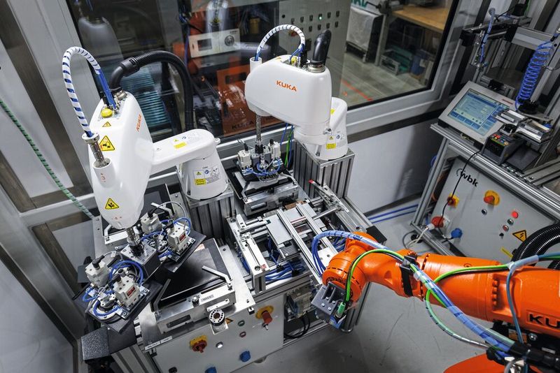 Zwei KR Scara sowie ein KR Cybertech nano haben den Praxistest beim Zellstacking erfolgreich bestanden. (Bild: Kuka)