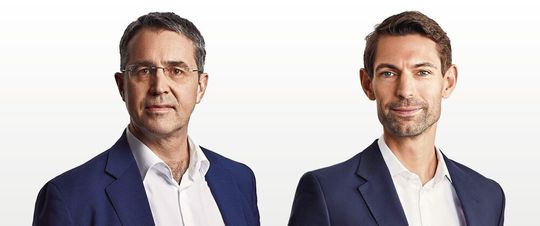 Jan Dannenberg (left) and Alexander Timmer from Berylls by AlixPartners on the key findings of the latest "Global Top 100 Automotive Suppliers" study.(Image: Berylls by AlixPartners)