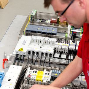 L&R Kältetechnik fertigt seine Schaltschränke schon länger selbst und bietet das jetzt auch als Dienstleistung für andere Unternehmen an.