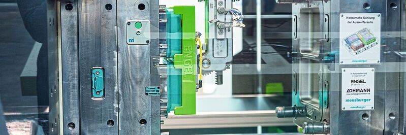 The production of bread boxes on the completely electric e-mac 465/180 injection moulding machine from Engel at the Meusburger trade fair stand.