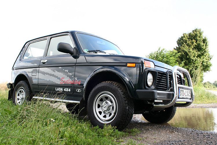 Den Lada 4x4 gibt es werksneu für 9.990 Euro. Wie lange noch, ist schwer zu sagen: Immer schärfer werdende Sicherheitsnormen und die Hand von Renault bei Autovaz dürften in absehbarer Zeit zu einem Nachfolger führen. Wer weiß, vielleicht ist es ja 2015 soweit – schließlich geht selbst der Defender – mit noch mehr Jahrzehnten auf dem Buckel – endgültig in Rente. (Foto: auto-medienportal.net)