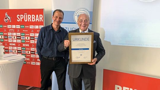 Obermeister Stefan Bäckmann (l.) ehrte seinen langjährigen Vorgänger Rolf Mauss.(Bild:  Pfaff/»kfz-betrieb«)