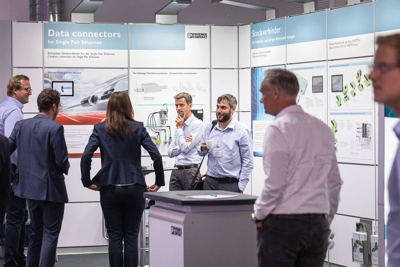 16. Anwenderkongress Steckverbinder: Der SPE-Tag am 4. Juli 2022 zog wieder viele interessierte Zuhörer an. Abgedeckt wurden fast alle Themen im Bereich Single Pair Ethernet vom Standard über das Marktpotenzial, Rückwärtskompatibilität, Schirmung, Messtechnik bis hin zum neuen Standard SPE M12 Hybrid. (Bild: Elektronikpraxis)