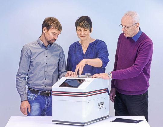 Das Dresdner Unternehmen Sempa Systems wird das marktreife Hi-Bar-Sens Messgerät basierend auf der neuen Technologie anbieten. Im Bild (v. l.): Johannes Grübler von Sempa Systems sowie Susann Kleber und Dr. Wulf Grählert vom Fraunhofer IWS. Das Dresdner Unternehmen Sempa Systems wird das marktreife Hi-Bar-Sens Messgerät basierend auf der neuen Technologie anbieten. Im Bild (v. l.): Johannes Grübler von Sempa Systems sowie Susann Kleber und Dr. Wulf Grählert vom Fraunhofer IWS.