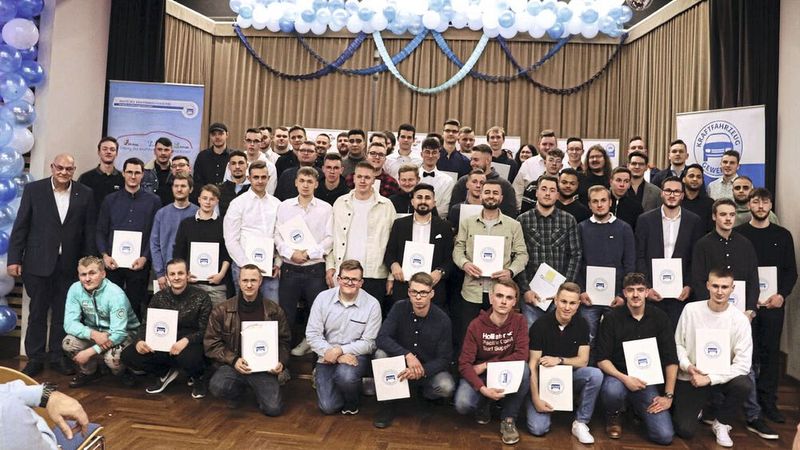78 neue, motivierte Influencer für einen zukunftssicheren Beruf, so titelte José Alonso, Leiter im Fahrzeug Technischem Zentrum in Kassel, die neuen Gesellen der Kfz-Innung Kassel. Im großen Saal des Bürgerhauses in Fuldabrück-Bergshausen gab es kaum noch freie Plätze, als Obermeister Lothar Ahlers, Lehrlingswart Christian Vogelei und Vertreter der Schulen aus den Bereichen Eschwege, Witzenhausen, Homberg, Hofgeismar-Wolfhagen und Kassel die Gesellenbriefe und Prüfungszeugnisse an die erfolgreichen Gesellen überreichten. Absolviert wurden die Prüfungen in den Schwerpunkten Personenkraftwagentechnik (57), Nutzfahrzeugtechnik (13), Karosserietechnik (5) sowie System- und Hochvolttechnik (3). Ahlers lobte die Ausbilder und Absolventen und auch ihre Berufswahl: „Der Beruf des Kfz-Mechatronikers ist nach wie vor einer der begehrtesten bei den Ausbildungsberufen.“  (Bild: Kfz-Innung Kassel)