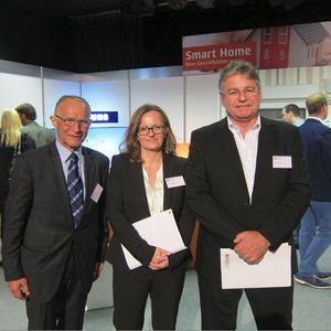 Der geschäftsführender Gesellschafter (v. l.) Bernd Horstmann, Katrin Wilke, Leitung Marketing, Fachhandelsvertrieb und Netzvermarktung und Ron Bulla, Geschäftsführer, freuen sich über eine gelungene Hausmesse (Bild: IT-BUSINESS)