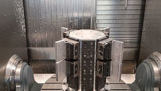 Hanse Spanntechnik präsentiert einen Aluminiumspannturm im Durchmesser 450 mm. Er erlaubt eine deutlich höhere Auslastung von Bearbeitungszentren, heißt es. Hier mit acht Bauteilen auf vier Nullpunkt-Spannplatten. (Hanse Spanntechnik)