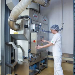 Beispiel Zuckerverarbeitung in der Nahrungsmittelproduktion: Zucker ist energiereich und klebrig. Die Absaugung muss darauf abgestimmt sein.(Bild:  Ruwac)