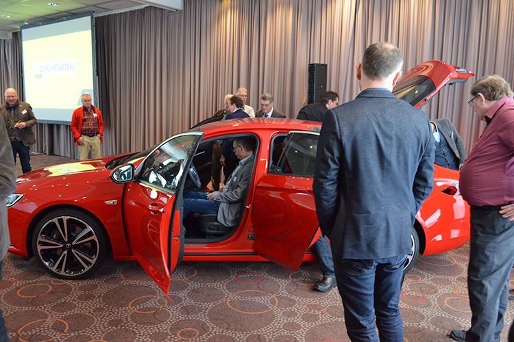 Auch in diesem Jahr steuerten die Opelaner mehrere Produkt-Highlights bei – hier nehmen die Partner den Insignia B unter die Lupe. (Rehberg / »kfz-betrieb«)
