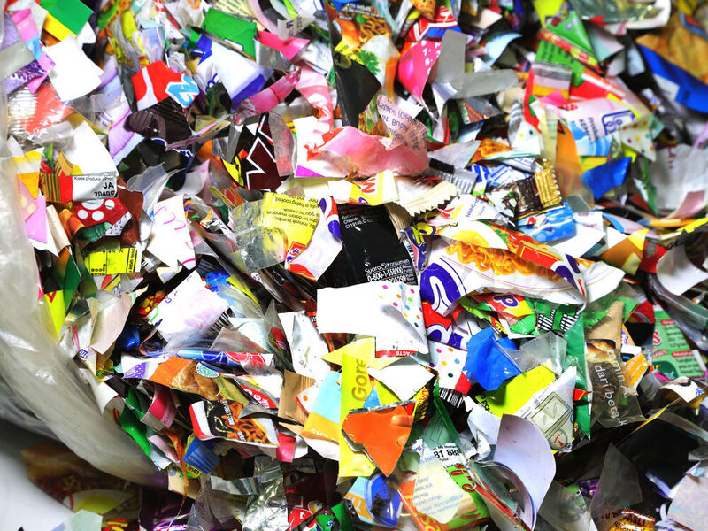 Verpackungen bestehen typischerweise aus Mehrschichtlaminatfolien, wodurch das Recycling zu hochwertigen und reinen Polymeren bislang nicht möglich war. (Fraunhofer IVV)