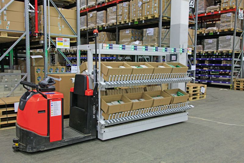 Toyota OSE 250 Remote mit Multiorder-Pickingwagen: Die Sensorik ermöglicht den Betrieb mit Fernsteuerung. (Schmale Logtec)