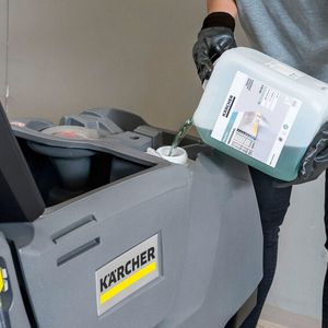 Um Reinigungsmittel sicherer einfüllen zu können, wurde die Tanköffnung im Vergleich zum Vorläufermodell verbreitert.(Bild:  Kärcher)