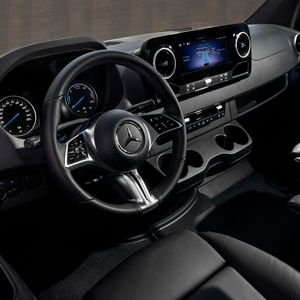 Cockpit auf Pkw-Niveau.(Bild:  Mercedes-Benz)