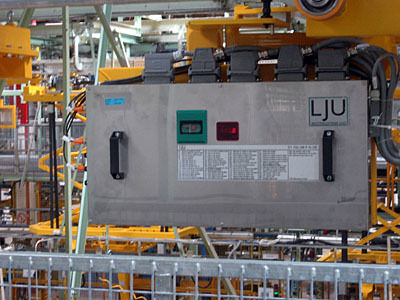 Steuerungen für fördertechnische Anlagen stellt die Grenzebach-Tochtergesellschaft LJU Automatisierungstechnik GmbH aus. (Logimat)