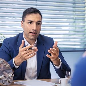 „Unsere Technologie reduziert nicht nur die Treibhausgasemissionen, sondern schafft auch einen Wert aus dem, was normalerweise als Abfallprodukt betrachtet wird.“ - Dr. Mohammad Rezaei, Head der Business Unit Environmental Technologies GIG Karasek(Bild:  GIG Karasek)