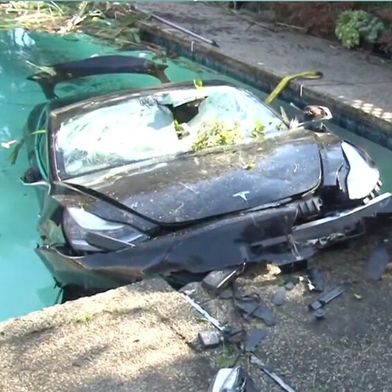 Image ramponiert! Tja, der bisherige Erfolg mit dem Verkauf von Tesla-Boliden scheint aufgrund des sogenannten „Elon-Effekts“ immer tiefer ins Wasser zu fallen! Denn nun gehen auch Fuhrparkleiter die ersten Schritte, um sich von Tesla-Modellen zu verabschieden ... (Bild: CBS)