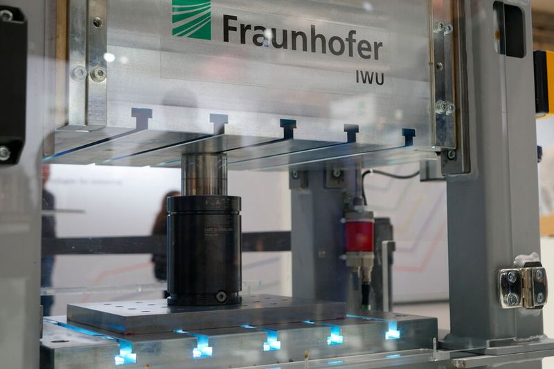 Ebenfalls am Fraunhofer-Stand wurde ein intelligenter Nutenstein gezeigt. Dieser misst etwa bei Pressen den Druck und soll so während des Prozesses die Qualität sichern können. Das Sensorsystem selbst beeinflusst die Presse dabei nicht. Es kann robust integriert werden.  (Bild: Sandro Kipar)