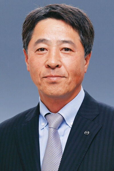 Masamichi Kogai, Präsident und CEO der Mazda Motor Corporation, würdigte die Verdienste des scheidenden Aufsichtsratsvorsitzenden Takashi Yamanouchi. (Foto: Mazda)