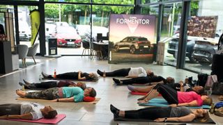 Im Angesicht des Formentor: Yoga-Stunde im Autohaus Bellendorf. (Bild: Autohaus Bellendorf)