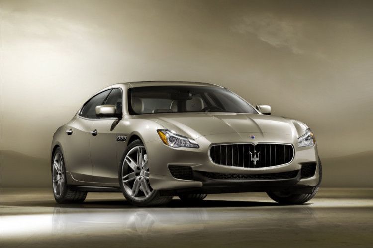 2013 kommt nun endlich der neue Quattroporte in die Schaufenster der Showrooms. Die viertürige, fünfsitzige Limousine ist größer geworden, dazu noch stärker und zeitgemäß auch um 20 Prozent sparsamer im Vergleich zum Vorgänger. (Foto: Maserati)