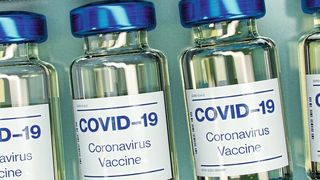 Noch gibt es keinen zugelassenen Impfstoff in der EU. Doch zwei Kandidaten haben ihren Antrag bereits zur Prüfung durch die European Medicines Agency (EMA) in Amsterdam eingereicht (Symblbild). (Bild: gemeinfrei, Daniel Schludi)