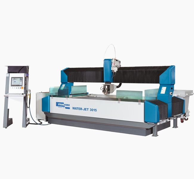 Schneidanlage Water-Jet 3015 aus der Serie Stahlwerk-Premium-Line mit einem Schneidbereich von 3 m x 1,5 m, Abrasivschlamm-Absaugsystem hinter der Maschine stehend. (Knuth)