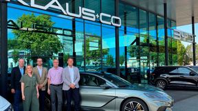 v.l.: Hauke Schrieber (Kommunikation Denza), Indre Clausen (Marketing Klaus+Co), Adrian Haas (Sales, Product and Operations Manager, Denza), Thomas Reimann (Serviceleiter Klaus+Co) und Marco Jensen (Brand Manager Klaus+Co) (Bild: BYD)