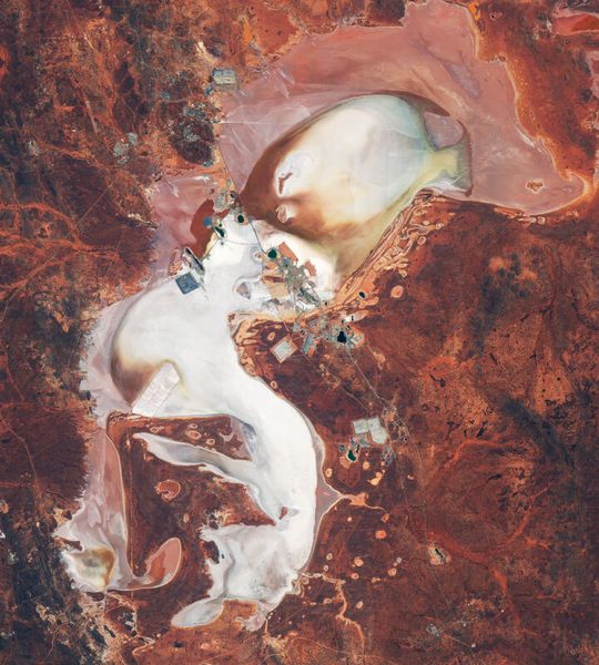 Regenwasser in Form eines Wolkenbruchs hat die sonst komplett weiße Kruste des Salzsees Lake Lefroy in Westaustralien mit riesigen Schlieren verziert. (Aufnahme vom 9. Februar 2021) (Bild: NASA Earth Observatory images by Lauren Dauphin.)