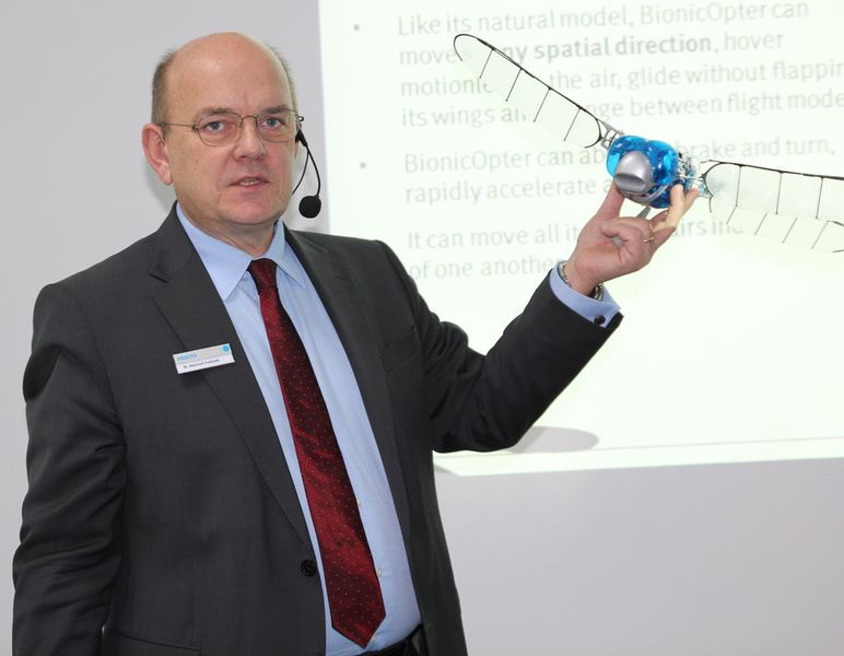 Dr. Heinrich Frontzek, nutzt als Chef der Festo-Kommunikation, das jüngste bionische Flugobjekt, den BionicOpter, eine Libellen-Nachbildung, um das 