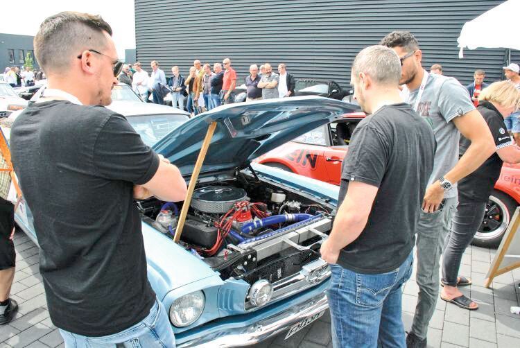 An den Pausenstationen sorgten die Fahrzeuge für ausgiebiges Fachsimpeln bei den Besuchern. (Dominsky / »kfz-betrieb«)