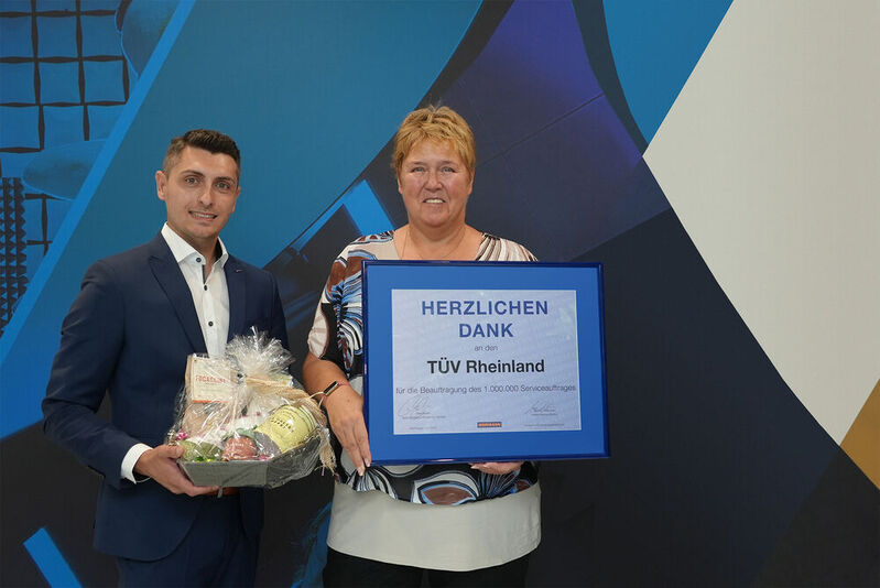 Sören Husemann (l.) Key Account Manager bei Hörmann, überreichte TÜV-Rheinland-Bauingenieurin Ulirke Lorry Urkunde und Geschenkkorb als Dank für die langjährige Partnerschaft.