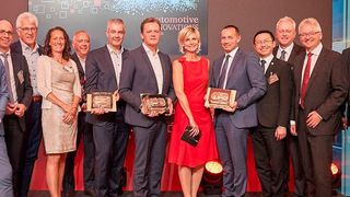Prof. Stefan Bratzel vom CAM (links) mit den Vertretern der prämierten Unternehmen (v. li.): Markus Richter von Hella, Gerhard Steiger von Bosch, Mirjam Berle von Goodyear Dunlop, Gunnar Herrmann von Ford Deutschland, Nikolai Ardey von Audi, Markus Schäfer von Daimler, Barbara Hahlweg, Moderatorin vom ZDF, Jürgen Keller von Hyundai Motor Deutschland, Aiden He von SAIC Roewe, Arnold Schenn von BMW, Helmut Matschi von Continental, und Felix Kuhnert, Global Automotive Leader bei PwC.
 (PwC)
