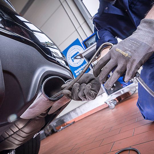 Auch wenn die Schulungen für die AU, AUK, GAP und SP aktuell nicht stattfinden können, verlieren die Fachkräfte in den Werkstätten nicht ihre Prüfbefähigung.(Bild:  ZDK)