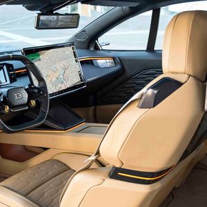 Große Displays, feines Leder: Der Innenraum ist modern und nobel eingerichtet.(Bild:  Drako Motors)