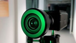 Ursache klar! Als Game Changer für die industrielle Schadensanalytik wird diese plenoptische Hight-Speed-Kamera bezeichnet, an deren Entwicklung das Fraunhofer IZM beteiligt ist.
Hier erfahren Sie, was die kann. (Fraunhofer IZM)