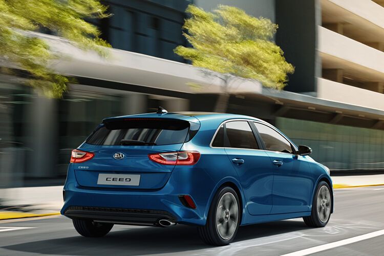 Das Heck des Ceed kommt recht unauffällig und im Vergleich zur Konkurrenz schlicht daher.  (Kia)