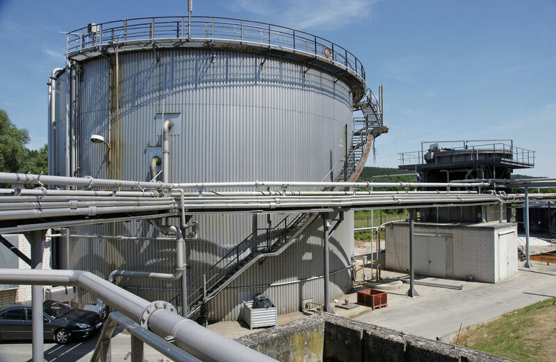 Absolut ölfreie Druckluft erzeugen die Drehkolbenverdichter für das Belebungsbecken in der Kläranlage des Papierherstellers Smurfit Kappa C. D. Haupt Papier- und Pappenfabrik GmbH & Co. KG in Diemelstadt-Wrexen. (Bild: Aerzener Maschinenfabrik)