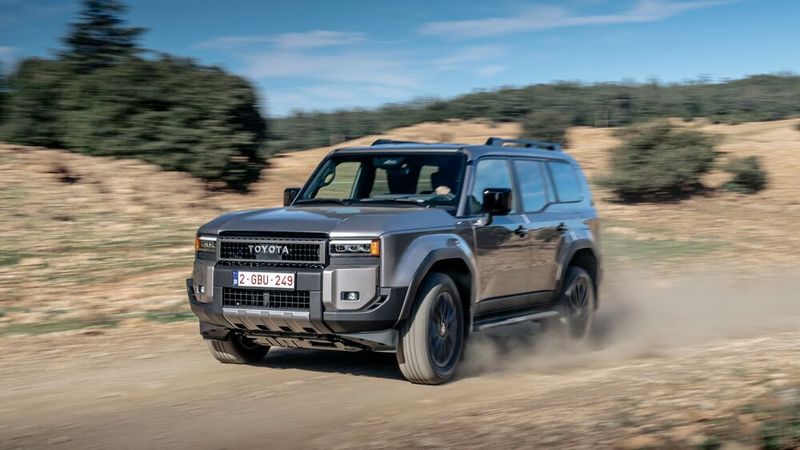 Während Nissan und Mitsubishi ihre Offroad-Ikonen zurückzogen, führte Toyota 2023 eine neue Land-Cruiser-Generation in Europa ein. Der J25 wurde als Nachfolger des J15 vorgestellt und basiert auf der TNGA-F-Plattform, die auch dem Land Cruiser J30 als Grundlage dient. Das Design orientiert sich jedoch an älteren Modellreihen und ist kantiger als das des Vorgängers. Als Antrieb dient in Europa der 1GD-FTV, ein 2,8-Liter-Vierzylinder-Diesel mit 151 kW (205 PS) mit einer neuen Achtgang-Automatik und erweiterter Mehrscheiben-Überbrückungskupplung. (Bild: Toyota)