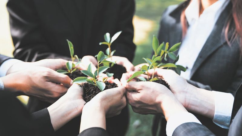 Gemeinschaftlich der Umwelt und Menschen etwas Gutes tun zu wollen, treibt heutzutage viele Unternehmen an, Stiftungen zu gründen.(Bild:  Blue Planet Studio - adobe.stock.com)