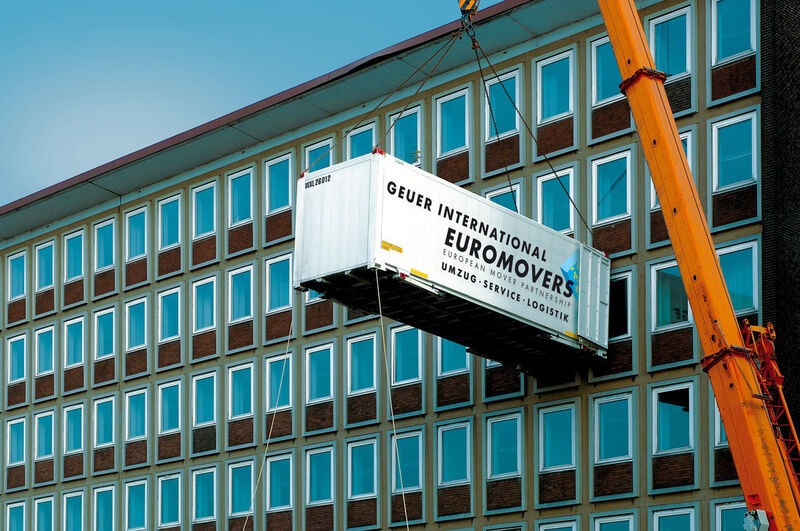 Abb. 3: Verladen der Container per Kran (Bild: Geuer International)