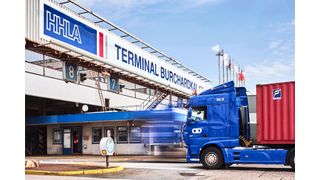 Lkw am Gate des Container Terminal Burchardkai: Die Fuhrunternehmer werden bei der Transformation von der Plastikkarte zur App aktiv begleitet. (Bild: HHLA/Thies Rätzke)