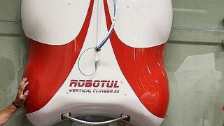 Ein Team der technischen Universität von Liberec in Tschechien hat den Senkrecht-Kletterer Robotul entwickelt. Der Roboter könnte beispielsweise für Servicearbeiten an gläsernen Gebäudefassaden eingesetzt werden. (Robotul/Tiskovka)