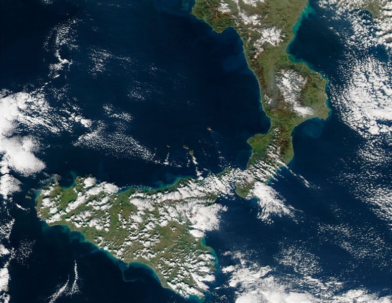 Süditalien: Ausbruch des Stromboli auf der gleichnamigen Insel nördlich von Sizilien. (Aufnahme vom 14. Januar 2003) (Bild: NASA.)