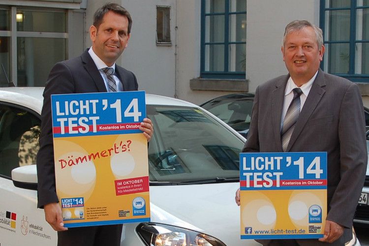 Der niedersächsische Verkehrsminister Olaf Lies (li.) und Karl-Heinz Bley, Präsident des Landesverbandes Niedersachsen-Bremen, geben gemeinsam den Startschuss für den Lichttest in Niedersachsen und Bremen. (Foto: Promotor/NDS)
