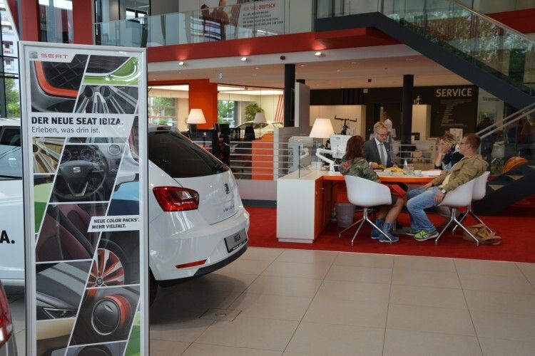 Beratungsgespräche erfolgen an modern gestalteten Verkäuferarbeitsplätzen. (Foto: Achter)